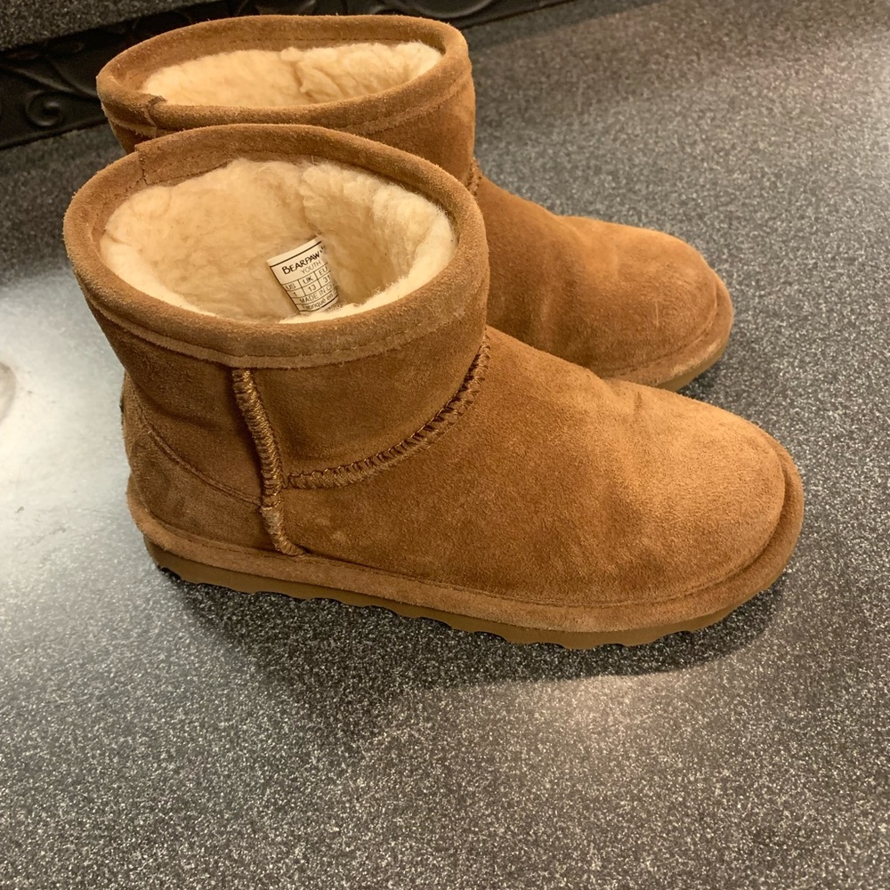 Youth size 1 bear paw boots. Used. Great condition - Picture 4 of 6